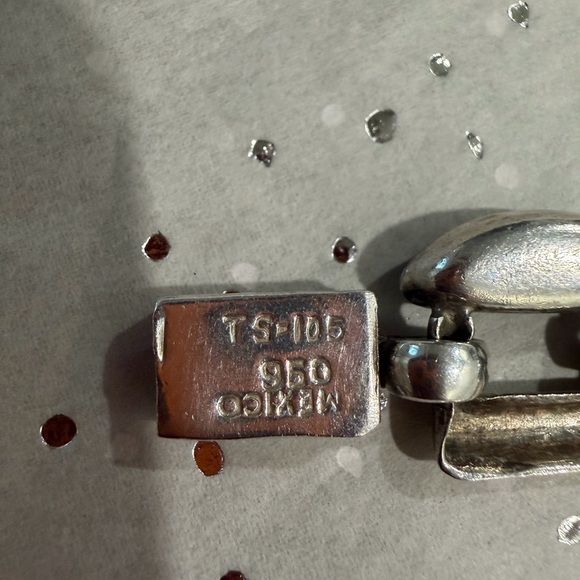 Classic Silver-Link Bracelet with Black Oval Accents - Picture 3 of 4